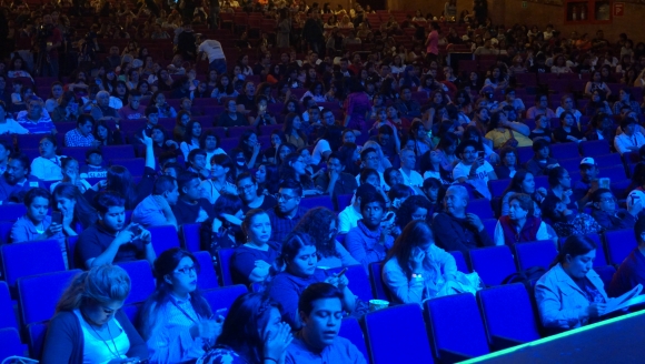 멕시코시티 메트로폴리탄 극장을 가득 메운 3800여 명의 관객들