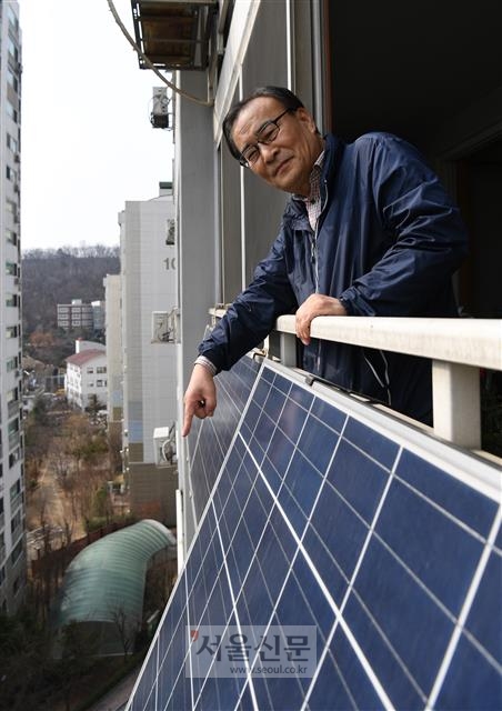 서울 동대문구에 사는 이규성씨가 자신의 아파트 베란다 밖에 설치한 태양광 패널을 가리키며 미소 짓고 있다. 이호정 전문기자 hojeong@seoul.co.kr