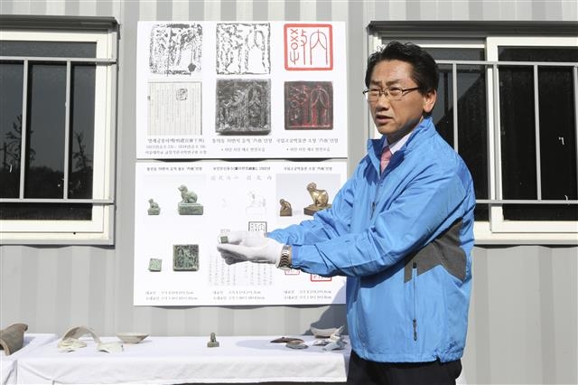 김영종 종로구청장이 17일 전날 관내에서 발굴된 조선시대 왕비의 인장을 손에 들고 설명하고 있다.  종로구 제공