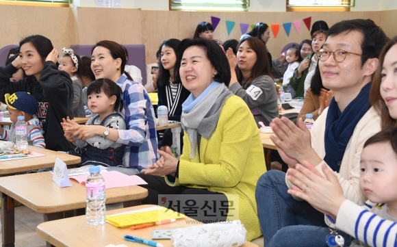 김수영(가운데) 서울 양천구청장이 지난 12일 목사랑시장 고객주차장&공유센터 2층 해우리아이맘카페에서 열린 ‘통합자조모임과 보육반상회’에 참석해 부모자조모임 소속 엄마 및 아이들과 함께 즐거운 시간을 보내고 있다.  최해국 선임기자 seaworld@seoul.co.kr