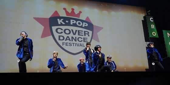 2018 케이팝 커버댄스 페스티벌 인 멕시코에서 과달라하라 출신의 남성 7인조 ‘크로노시스’팀이 퍼포먼스를 펼치고 있다. 크로노시스팀은 아이돌그룹 방탄소년단의 노래에 맞춰 칼군무를 선보여 이날 공연을 펼친 15개팀 가운데 우승을 차지했다.