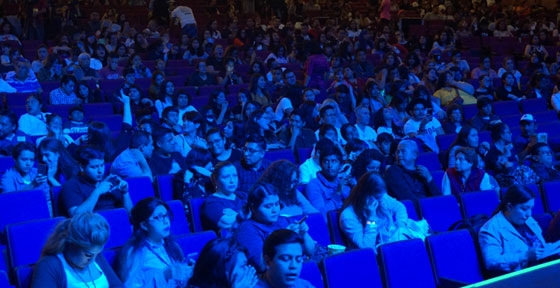 입장 후 무대화면에서 나오는 서울시 홍보영상을 보고 있는 관객들