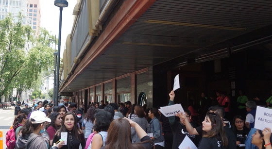 멕시코 팬들이 공연 시작 2시간 전부터 줄을 서서 대기하고 있다.