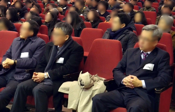 인터넷 댓글조작 혐의로 구속 수감된‘드루킹(오른쪽)이 지난 1월 서울 모 대학에서 자신의 경제적공진화 모임 주최로 연 안희정 충남지사 초청강연장이ㅡ 앞자리에 앉아 있다. [충남도청 제공]
