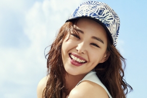 “청량 보조개 미소” 이하늬, 비치웨어 완판녀의 화보 ‘탄성 유발 몸매’