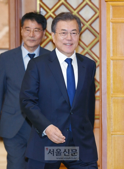 문재인 대통령이 18일 청와대에서 열린 ’제2차 반부패정책협의회’에 참석하고 있다. 안주영 기자 jya@seoul.co.kr