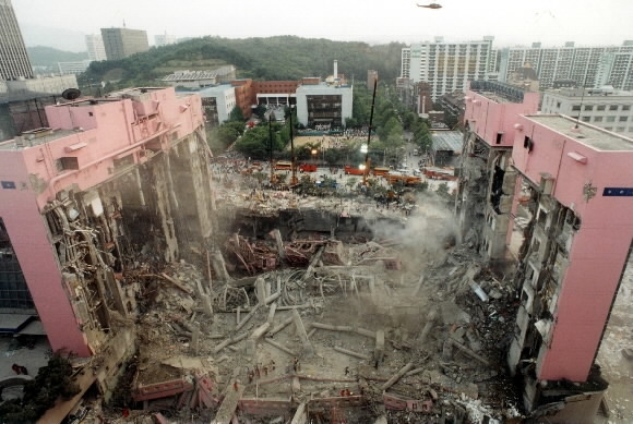 1995년 6월 29일 오후 5시 52분쯤 서울 서초구 서초동 삼풍백화점이 부실공사 등의 원인으로 갑자기 붕괴되어 사망 501명, 실종 6명, 부상 937명이 발생한 사고. 한국전쟁 이후 가장 큰 인적 피해였다. 재산 피해액은 2700여 억으로 추정되었다. 이 붕괴사고와 관련하여 삼풍그룹 회장 이준 등 백화점 관계자와 공무원 등 25명이 기소되었다. 이 사고를 계기로 건물들에 대한 안전 평가가 실시되었고, 긴급구조구난체계의 문제점이 노출되어 119중앙구조대가 서울·부산·광주에 설치되었다. 서울신문 DB