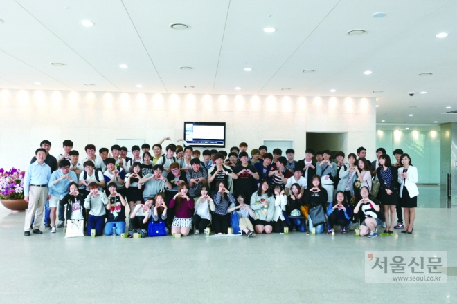 가천대 소프트웨어학과 학생들이 기업에서 현장실무 교육을 마친 뒤 기념촬영을 하고 있다.(가천대 제공) 