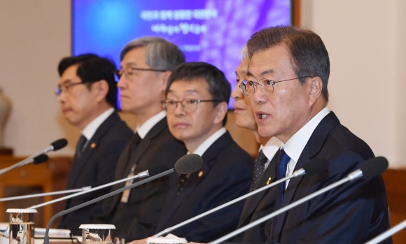 문재인 대통령이 18일 청와대에서 제2차 반부패정책협의회를 주재하면서 모두 발언을 하고 있다. 안주영 기자 jya@seoul.co.kr