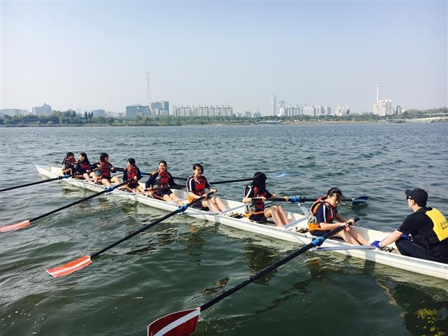 지난해 처음 운영된 ‘조정체험 아카데미’에서 참가자들이 직접 노를 저어 배를 움직이고 있다. 마포구 제공