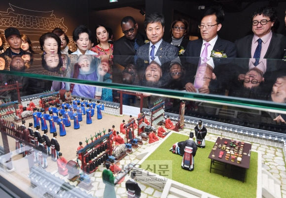 김영배(오른쪽 네 번째) 성북구청장이 지난 10일 서울 성북구 성북선잠박물관에서 열린 개장식에 참석, 국가의례였던 선잠제의 구체적인 장면을 재현한 전시물을 참석자들과 함께 둘러보고 있다. 최해국 선임기자 seaworld@seoul.co.kr