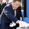[서울포토] 4.19 혁명 희생자 추모…분향하는 문재인 대통령