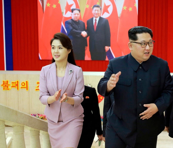 사진은 지난 14일 평양의 한 건물 내에서 북한 통치자 김정은이 부인 리설주와 함께 계단을 오르는 모습.연합뉴스.