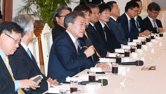 문재인 대통령이 19일 낮 청와대에서 열린 언론사 사장단 오찬 간담회에서 인사말을 하고 있다. 안주영 기자 jya@seoul.co.kr