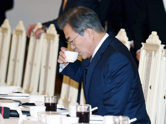 문재인 대통령이 19일 오후 청와대에서 열린 언론사 사장단 오찬 간담회에서 차를 마시고 있다.  안주영 기자 jya@seoul.co.kr