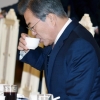 [서울포토] 문재인 대통령, 오찬 간담회 전 ‘차 한잔의 여유’