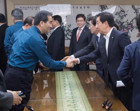 자유한국당 김성태 원내대표와 의원들이 19일 오전 서울 종로구 서울지방경찰청에서 ‘드루킹 댓글 공작’ 관련 수사 항의 방문을 마치고 이주민 청장과 악수를 하고 있다.  이호정 전문기자 hojeong@seoul.co.kr