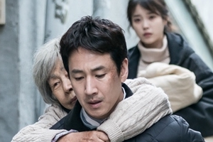 ‘나의 아저씨’ 이선균, 이 시대에 필요한 ‘등 돌리지 않는’ 어른
