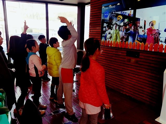 첨단 ICT가 접목돼 다양한 첨단 이벤트가 가능한 꽃밭양지 카페에서 어린이 관광객들이 증강현실(AR)을 즐기고 있다.  의야지바람마을 제공