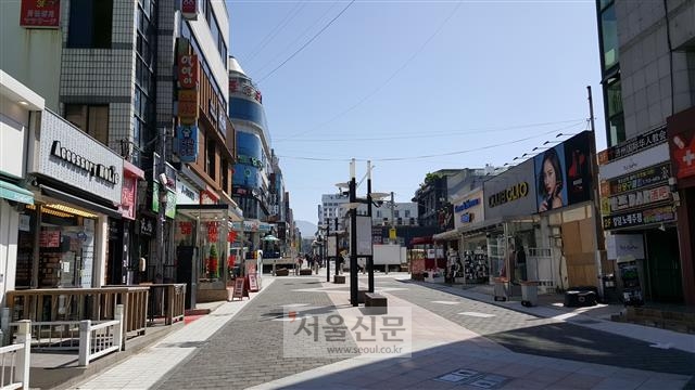 유커가 자취를 감춘 제주시 연동 옛 바오젠거리의 한산한 모습. 거리 명칭도 누웨모루거리로 바뀌어 ‘제주의 작은 중국’이라 불리웠던 유커의 단골 쇼핑장소였던 바오젠거리는 추억이 됐다. 제주 황경근 기자 kkhwang@seoul.co.kr