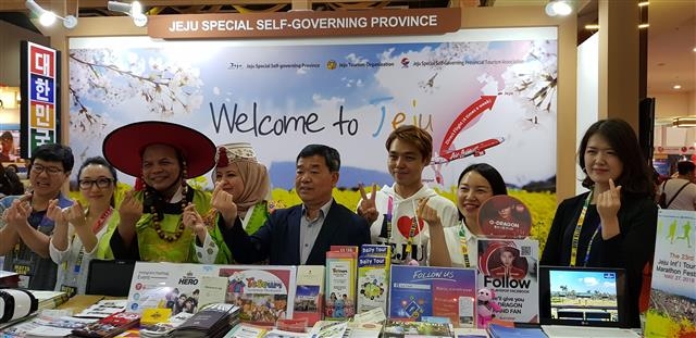 제주도 대표단이 지난 3월 쿠알라룸푸르에서 열린 말레이시아 국제 관광전에 참가해 제주관광 홍보활동을 벌이고 있다, 제주를 찾는 말레이시아 관광객은 중국인 다음으로 많다.  제주도 제공