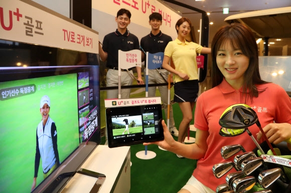 19일 서울 용산구 LG유플러스 본사에서 모델이 골프 중계 플랫폼인 ‘U+골프’를 소개하고 있다.  연합뉴스
