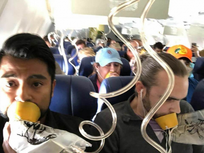 대부분의 승객이 산소 마스크로 입만 덮고 있다. 항공 전문가들은 비상탈출할 때 코와 입을 모두 덮어야 한다고 조언한다.