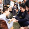 [서울포토] 장애인 손 꼭 잡은 김정숙 여사