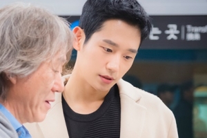 ‘밥 잘 사주고 싶은 예쁜 男’ 정해인, 오늘도 훈훈한 외모 ‘ON’