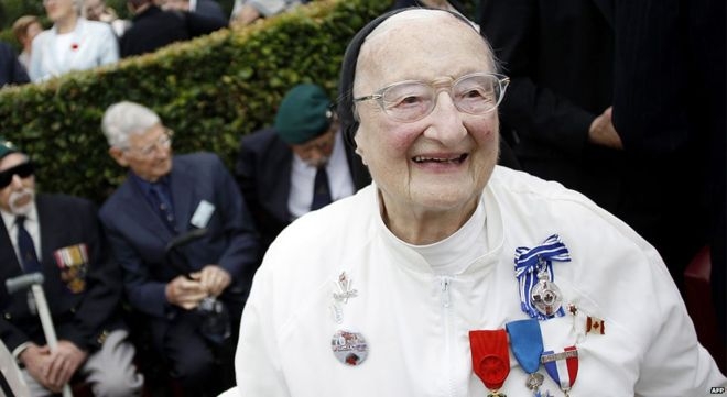 마리 아그네스 발루아 수녀가 2012년 8월 19일 디에페 작전 70주년 추모 행사에 참석했을 때 환하게 웃고 있다. AFP 자료사진 