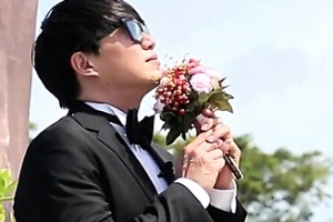 ‘배틀트립’ 성시경, 나홀로 셀프웨딩 굴욕 “무더위 속 턱시도 풀장착”