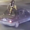 교통사고 후 차량 지붕 위 올라간 10대 소녀