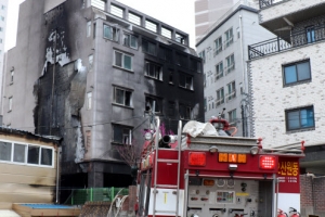 오산서 필로티 쓰레기 더미 불이 원룸 외벽 옮겨붙어…17명 연기흡입