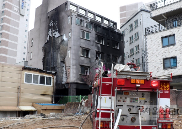 22일 오전 10시쯤 오산시 갈곶동 6층짜리 원룸에서 불이 나 출동한 소방관들에 의해 1시간 여만에 꺼졌다.이 불로 건물 안에 있던 주민 17명이 연기를 흡입해 병원으로 옮겨져 치료를 받고 있다.(경기도 재난안전본부 제공) 