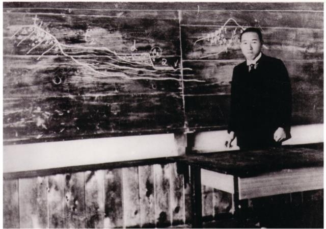 1925년 자신의 고향인 이와테현 하나마키 농학교 교단에 서 있는 미야자와 겐지. 부유한 집안에서 태어난 미야자와는 농민을 착취하는 부모를 떠나 초가집에 살며 농사를 짓고 학생들을 가르쳤다.