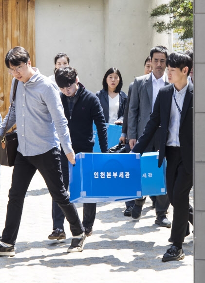 관세청 직원들이 지난 21일 서울 종로구 평창동 조현민 전무 자택에서 압수수색한 물품을 옮기고 있다.연합뉴스