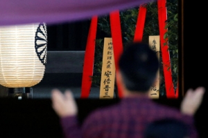 아베 총리, ‘A급 전범 합사’ 야스쿠니 신사에 공물 보내