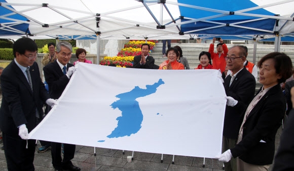 23일 경남 창원시 경남교육청 국기게양대에서 (왼쪽부터) 경남교육청 송기민 부교육감, 박종훈 교육감, 김영만 경남평화회의 상임의장, 이경희 하나됨을 위한 늘푸른 삼천 이사장이 한반도기를 게양하고 있다.  경남도교육청 제공