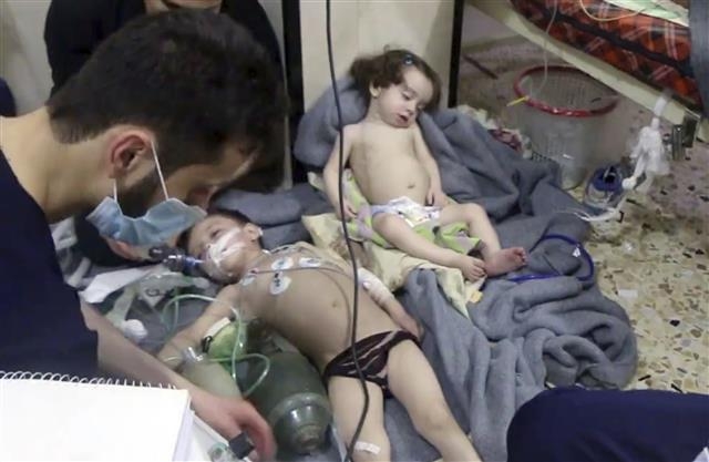 지난 8일 시리아 동구타의 두마에서 의식을 잃은 아이들이 치료를 받고 있다. 정부군이 두마를 공격했을 때 화학무기를 사용한 것으로 추정된다. 두마 AP 연합뉴스