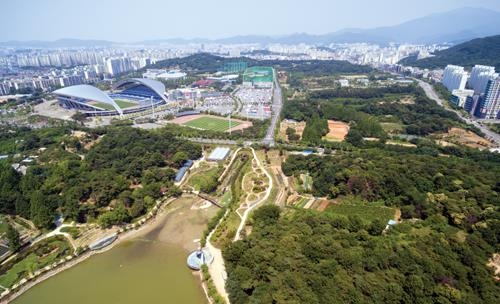 광주 서구 풍향동~화정동 사이 남북 방향으로 걸쳐 있는 최대 도심공원인 중앙공원 전경. 광주시 제공