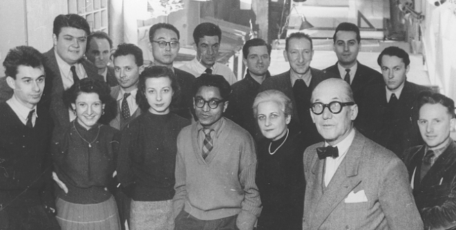 김중업(맨 뒷줄 안경쓴 사람)이 파리 세브르가 35번지 아틀리에에서 르 코르뷔지에(맨 앞줄 오른쪽)와 함께 찍은 단체사진. 안양문화예술재단 제공 