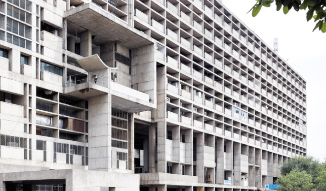 샹디갈 행정청사는 길이 254m 높이 9층 건물로 6개 블록으로 구성됐다. 김중업이 입면을 그린 장관구역은 건물 정면의 시각적 중심이다. 안양문화예술재단 제공 