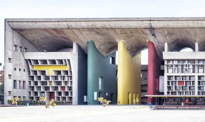 의사당과 맞은 편에 배치된 고등법원은 건물 본체와 분리된 파라솔 형태의 지붕은 상징적 의미를 지닌 동시에 기후를 조절하는 기능을 한다. 안양문화예술재단 제공 