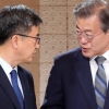 [서울포토] 김동연 경제부총리와 대화하는 문재인 대통령