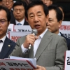 [서울포토] 느릅나무 출판사 앞 의총, 발언하는 김성태 원내대표