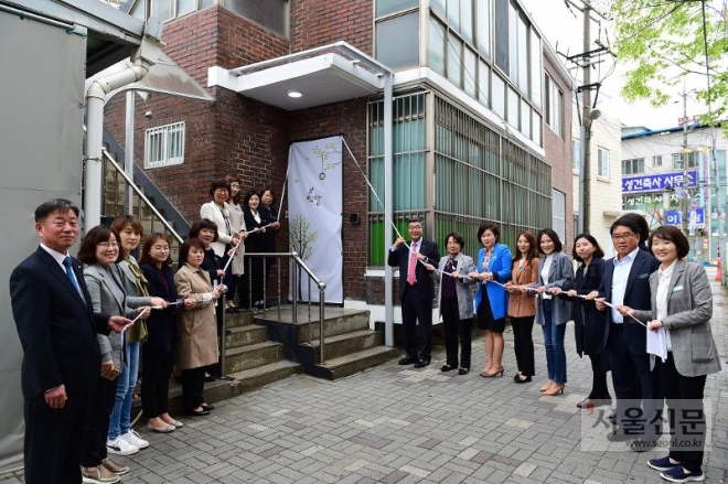 지난 23일 원경희(오른쪽에서 8번째)시장 등 직원들이 임산부를 배려한 침대와 편하게 수유할 수 있는 편의 물품을 구비한‘여유당’개설식에 참석 사진을 찍고있다.