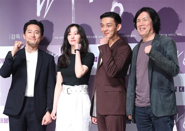 배우 스티브 연(왼쪽부터), 전종서, 유아인과 이창동 감독이 24일 서울 강남구 압구정CGV에서 열린 ‘버닝’ 제작보고회에서 기념 촬영을 하고 있다. 칸국제영화제에서 2007년 ‘밀양’, 2010년 ‘시’로 각각 여우주연상과 각본상을 수상한 이 감독은 이번에도 ‘버닝’으로 칸 영화제 경쟁 부문에 진출하게 됐다.  뉴스1