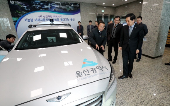 울산시가 지난해 12월 기업과 공동으로 제작한 제네시스 기반 자율주행 1호차. 울산시는 올해 아이오닉 기반의 자율주행 4단계(운전자의 개입이 없더라도 주행 가능) 수준의 2호차를 추가 제작할 계획이다.  울산 연합뉴스