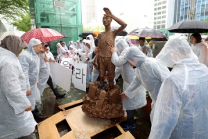 ‘日총영사관 앞 노동자상’… 백기 든 부산 동구청