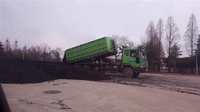 서울난지물재생센터에서 발생한 하수슬러지를 들판에 야적하고 있는 모습. 송원석 난지물재생센터 주민협의회장 제공